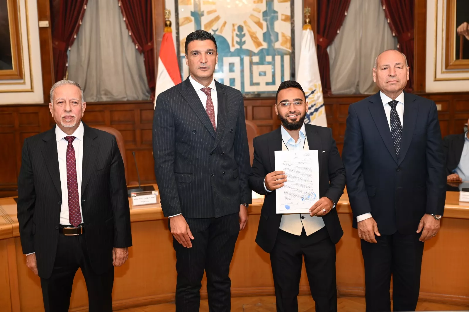 تسليم 40 عقدًا للمصانع والورش بمنطقة شق الثعبان الصناعية 