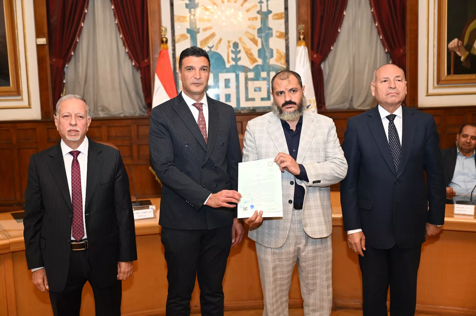 تسليم 40 عقدًا للمصانع والورش بمنطقة شق الثعبان الصناعية 