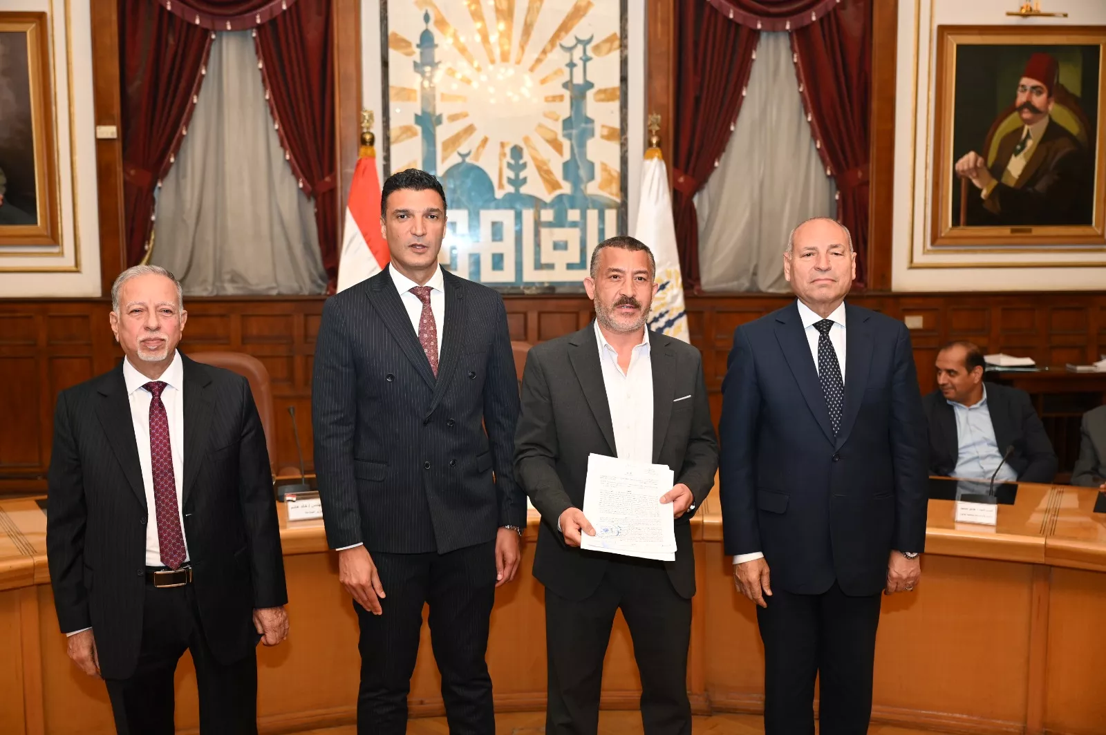 تسليم 40 عقدًا للمصانع والورش بمنطقة شق الثعبان الصناعية 