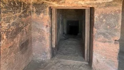 اكتشاف 3 مقابر صخرية من عصر الدولة الحديثة في منطقة سقارة