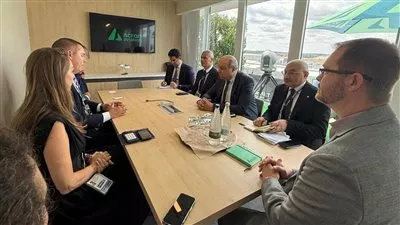 «الطيران» تبحث التعاون مع «Acron Aviation» البريطانية في تقنيات التدريب والمحاكاة المتقدمة