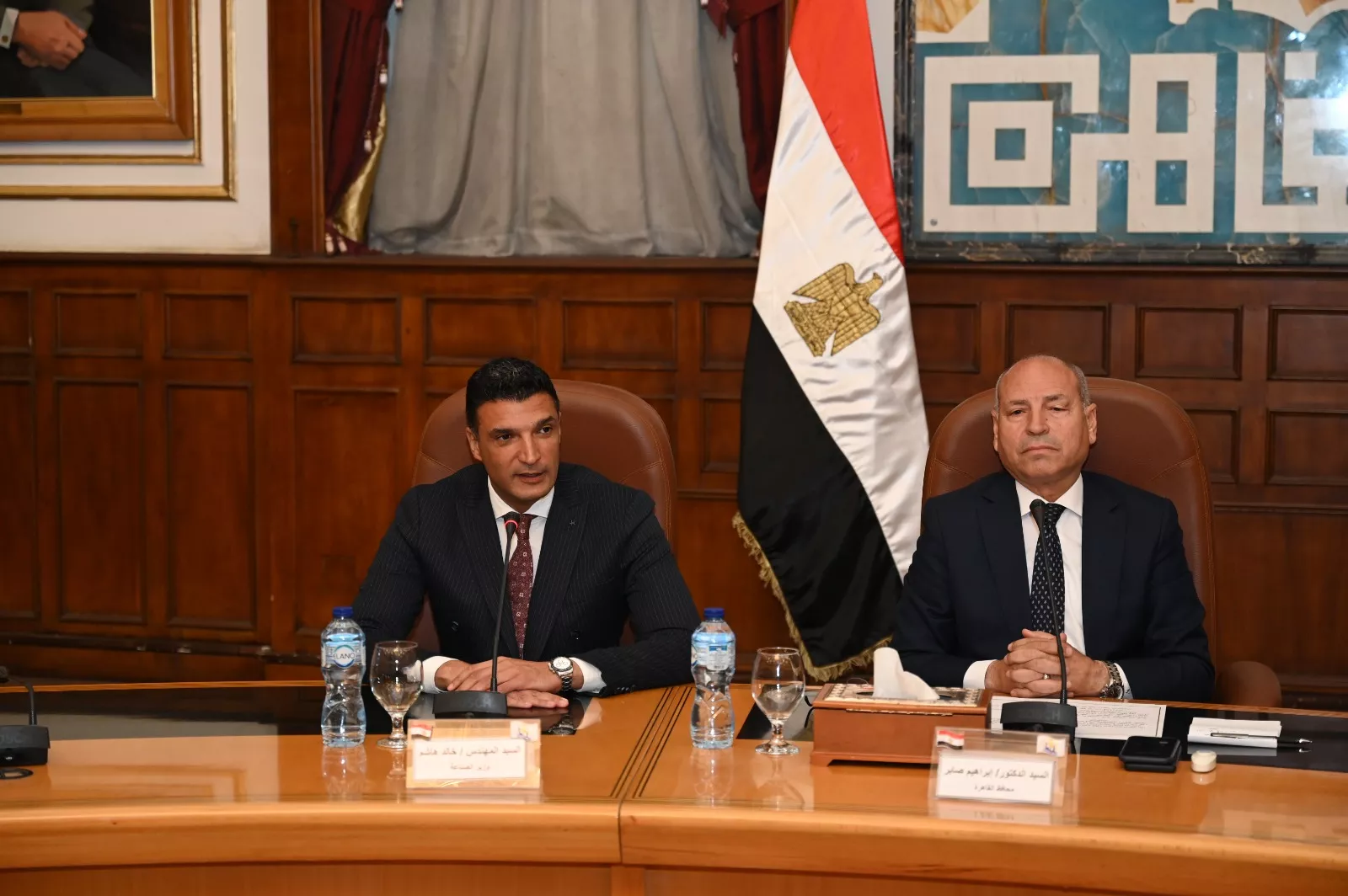 تسليم 40 عقدًا للمصانع والورش بمنطقة شق الثعبان الصناعية 