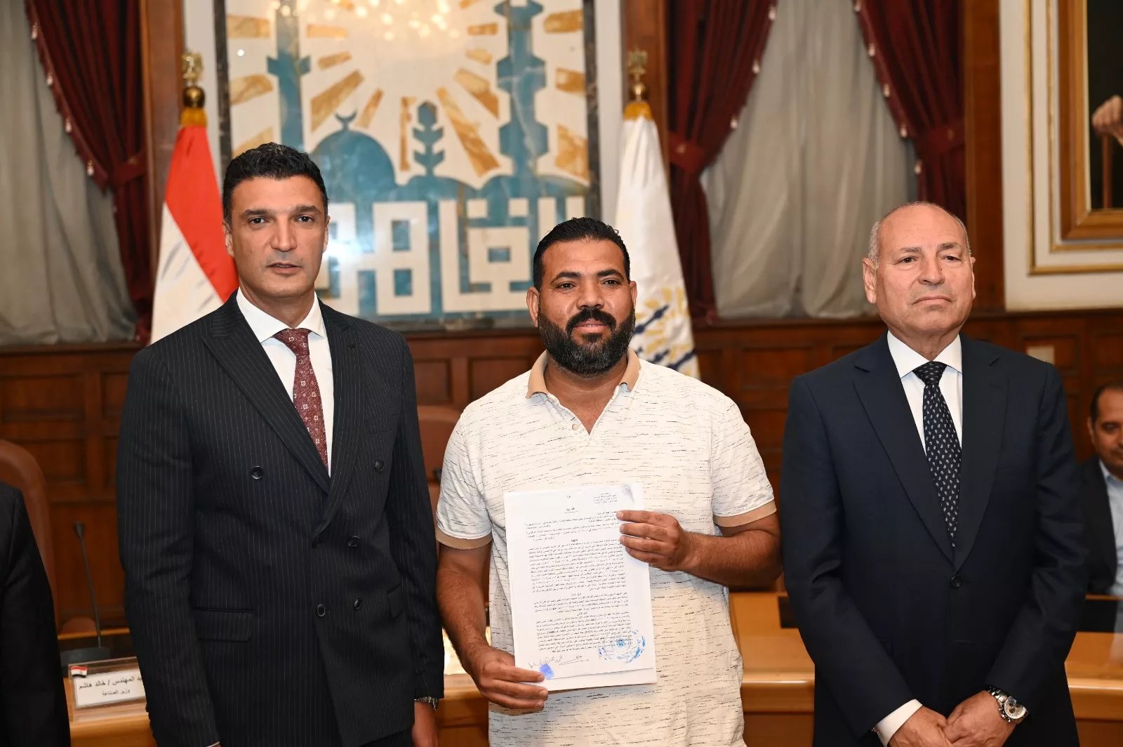 تسليم 40 عقدًا للمصانع والورش بمنطقة شق الثعبان الصناعية 
