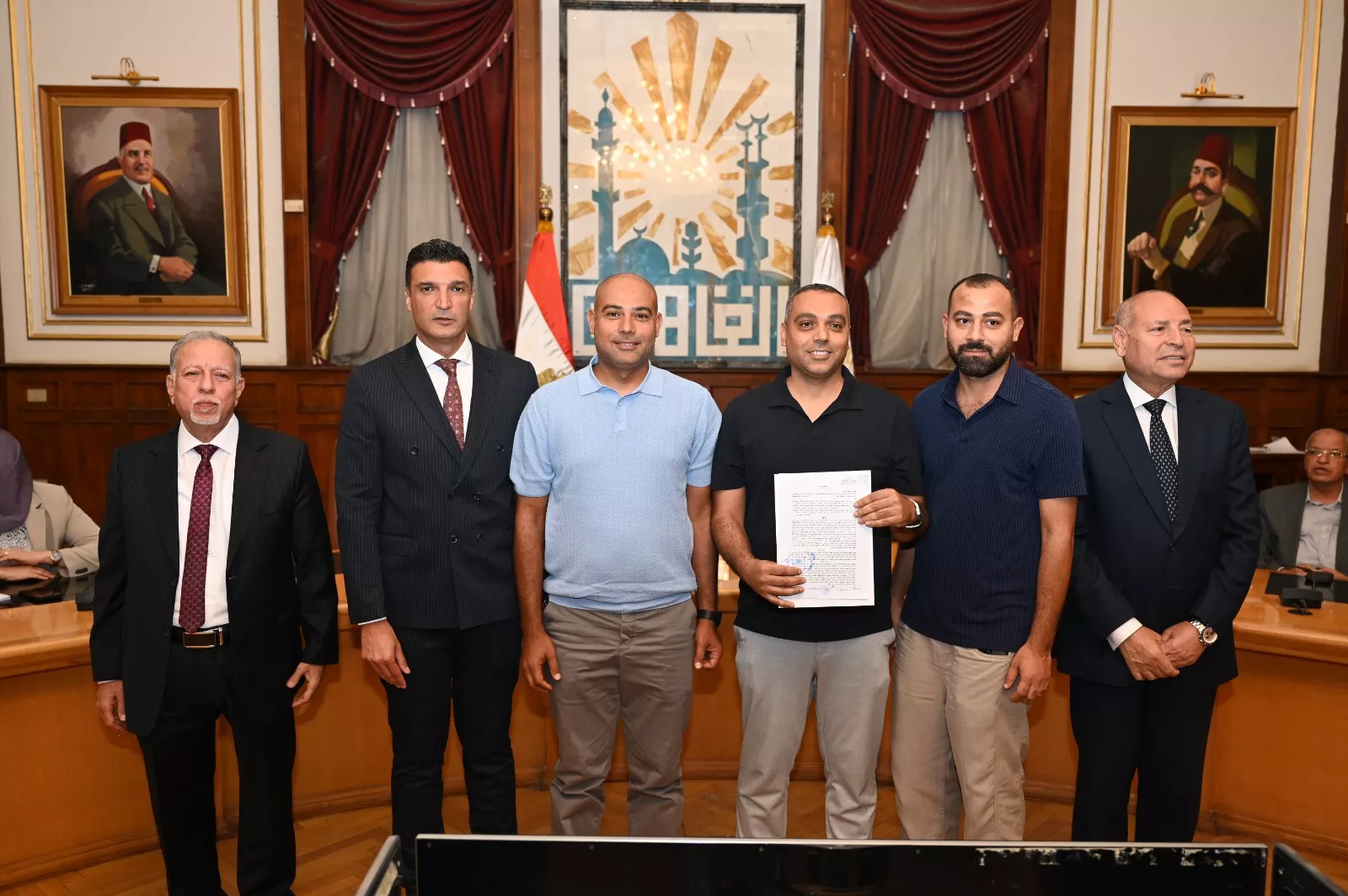 تسليم 40 عقدًا للمصانع والورش بمنطقة شق الثعبان الصناعية 