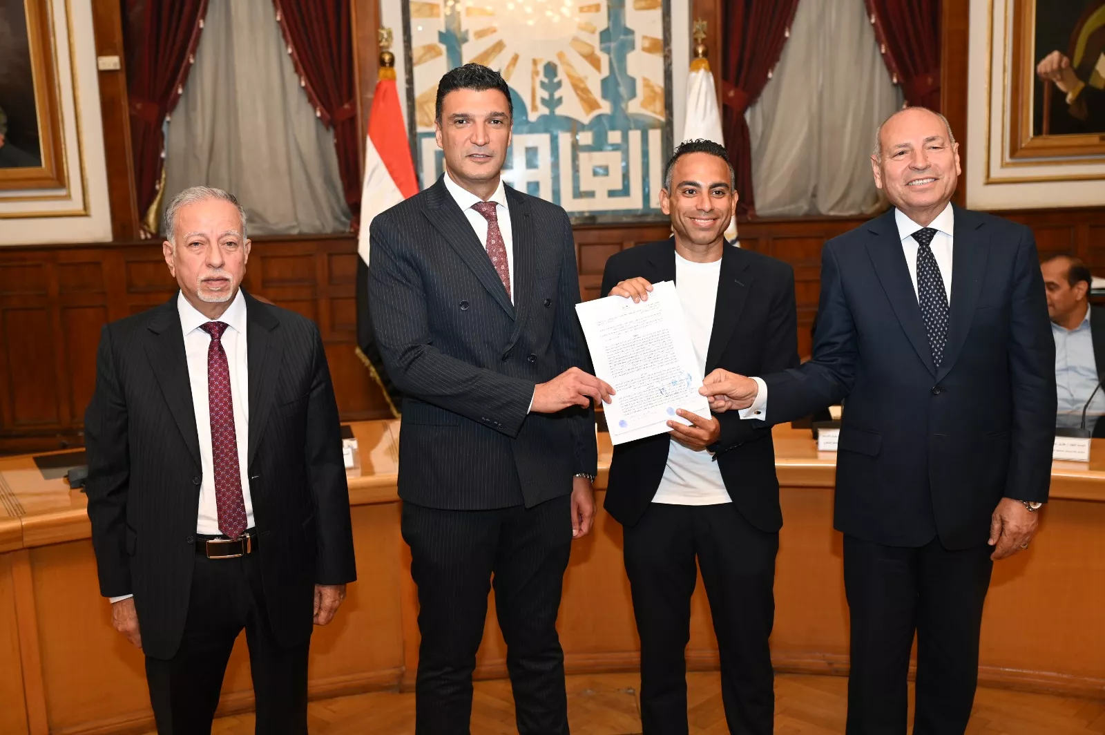 تسليم 40 عقدًا للمصانع والورش بمنطقة شق الثعبان الصناعية 