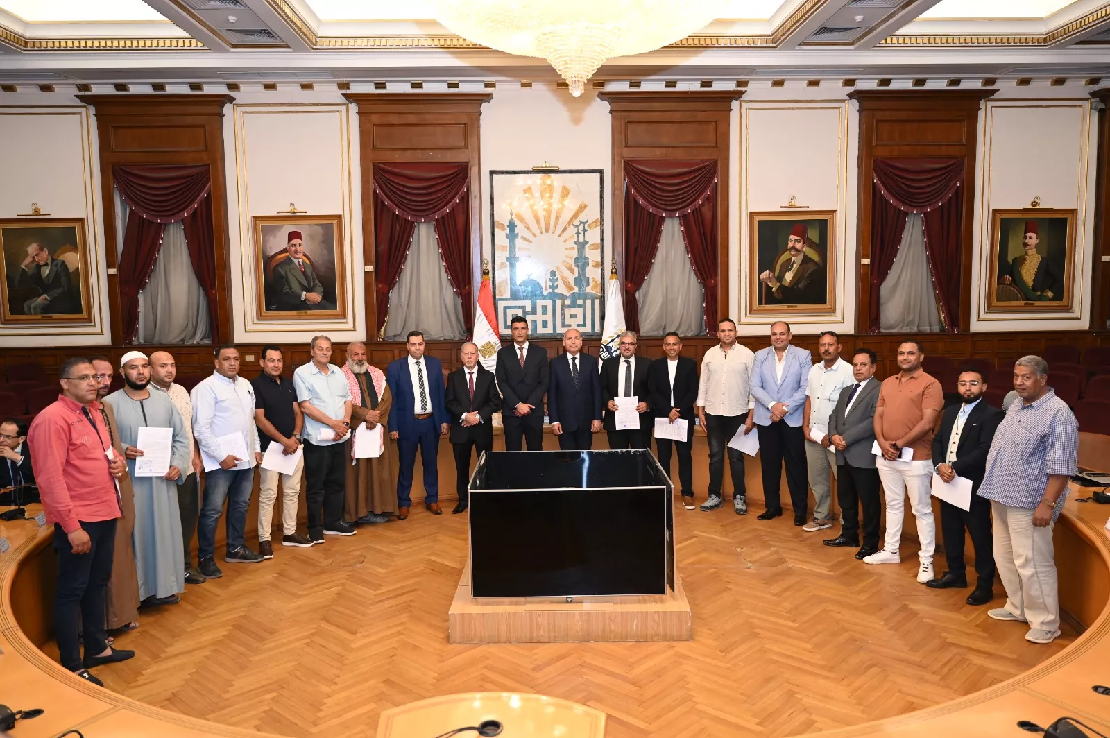 تسليم 40 عقدًا للمصانع والورش بمنطقة شق الثعبان الصناعية 
