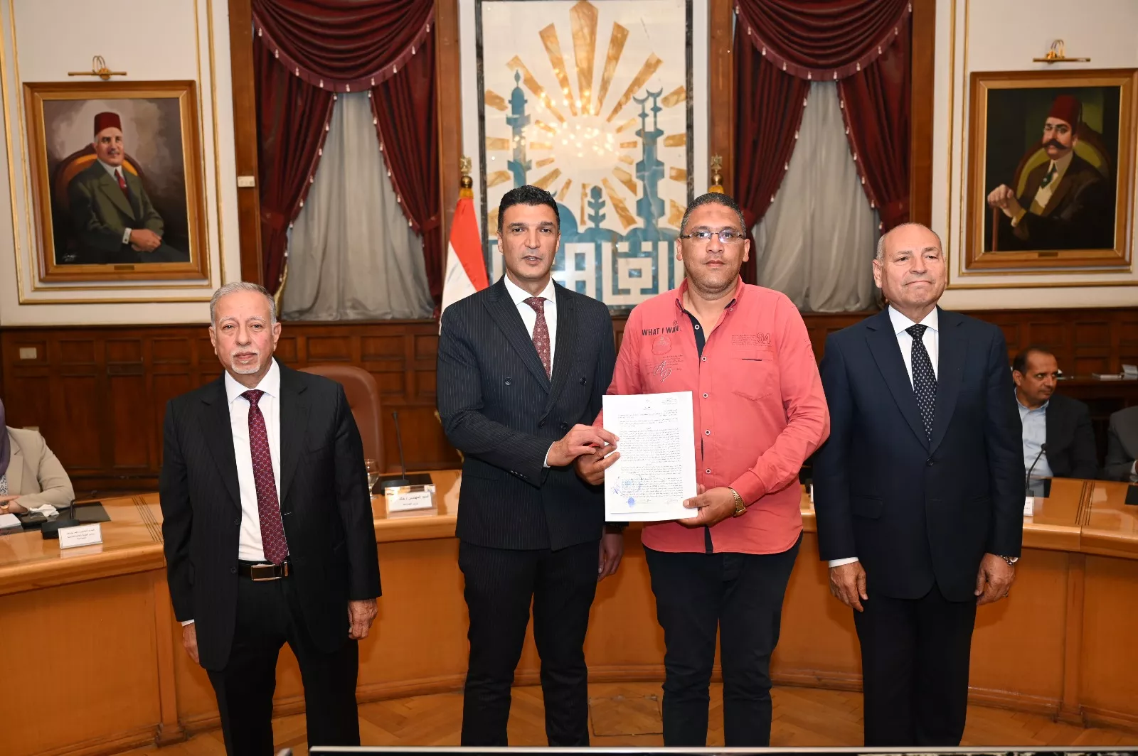 تسليم 40 عقدًا للمصانع والورش بمنطقة شق الثعبان الصناعية 