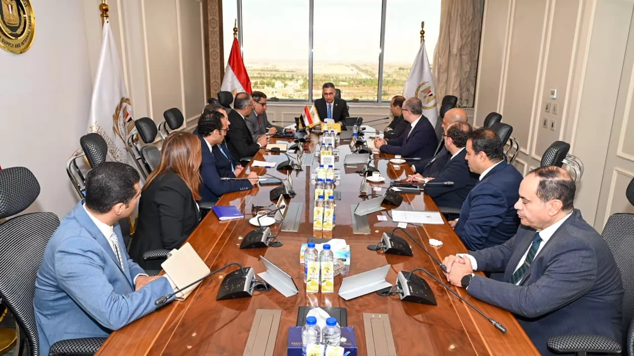 وزير التموين يجتمع مع قيادات الشركة المصرية للاتصالات