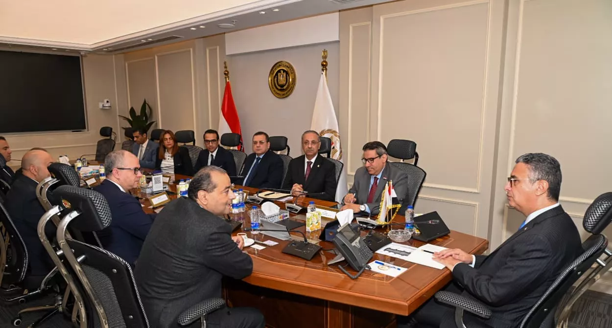 وزير التموين يجتمع مع قيادات الشركة المصرية للاتصالات