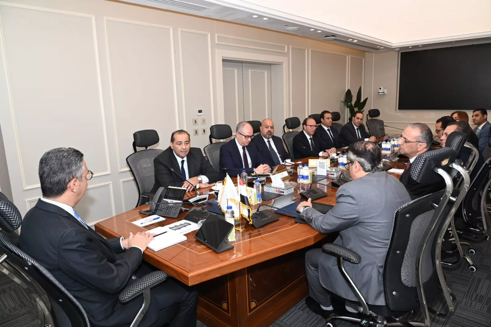 وزير التموين يجتمع مع قيادات الشركة المصرية للاتصالات