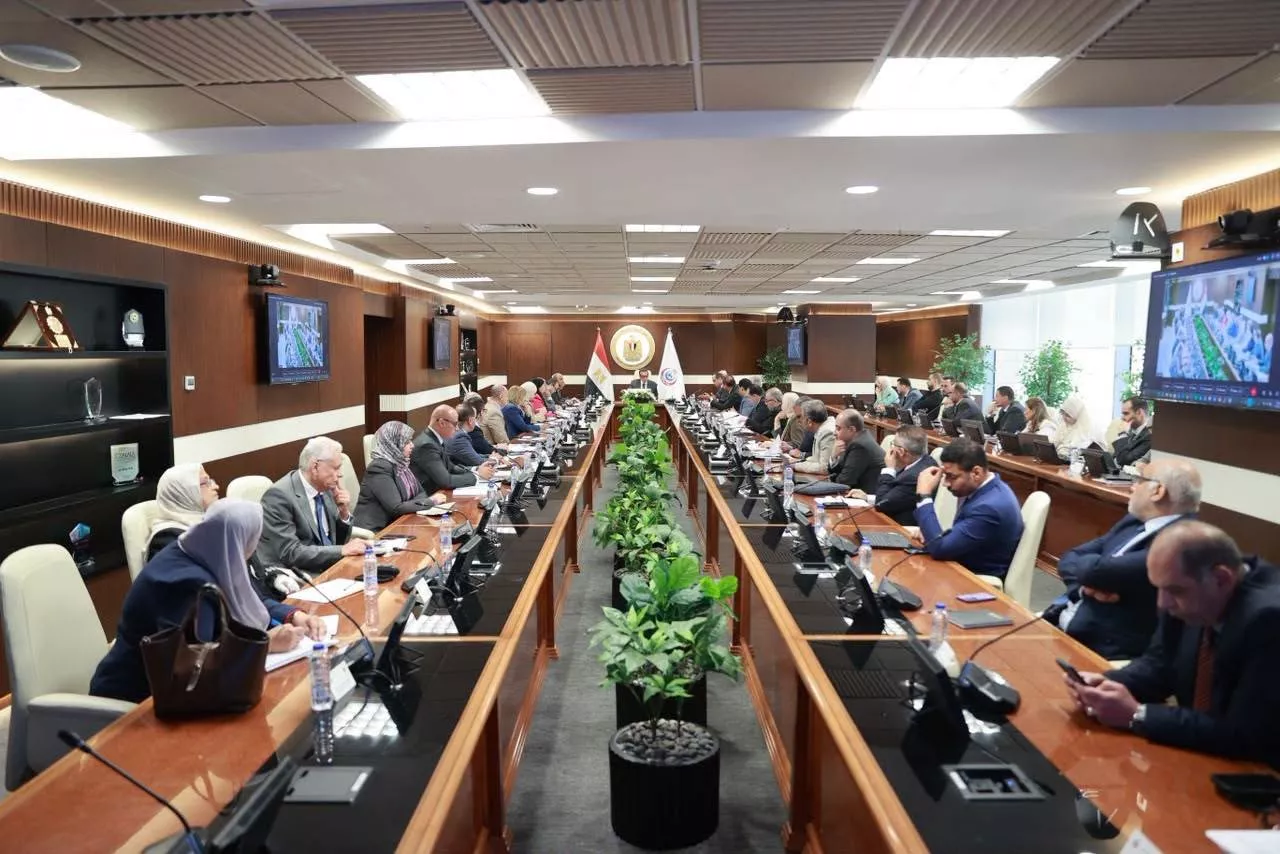 وزير الصحة يتابع مستجدات تشغيل منظومة التأمين الصحي بالمنيا