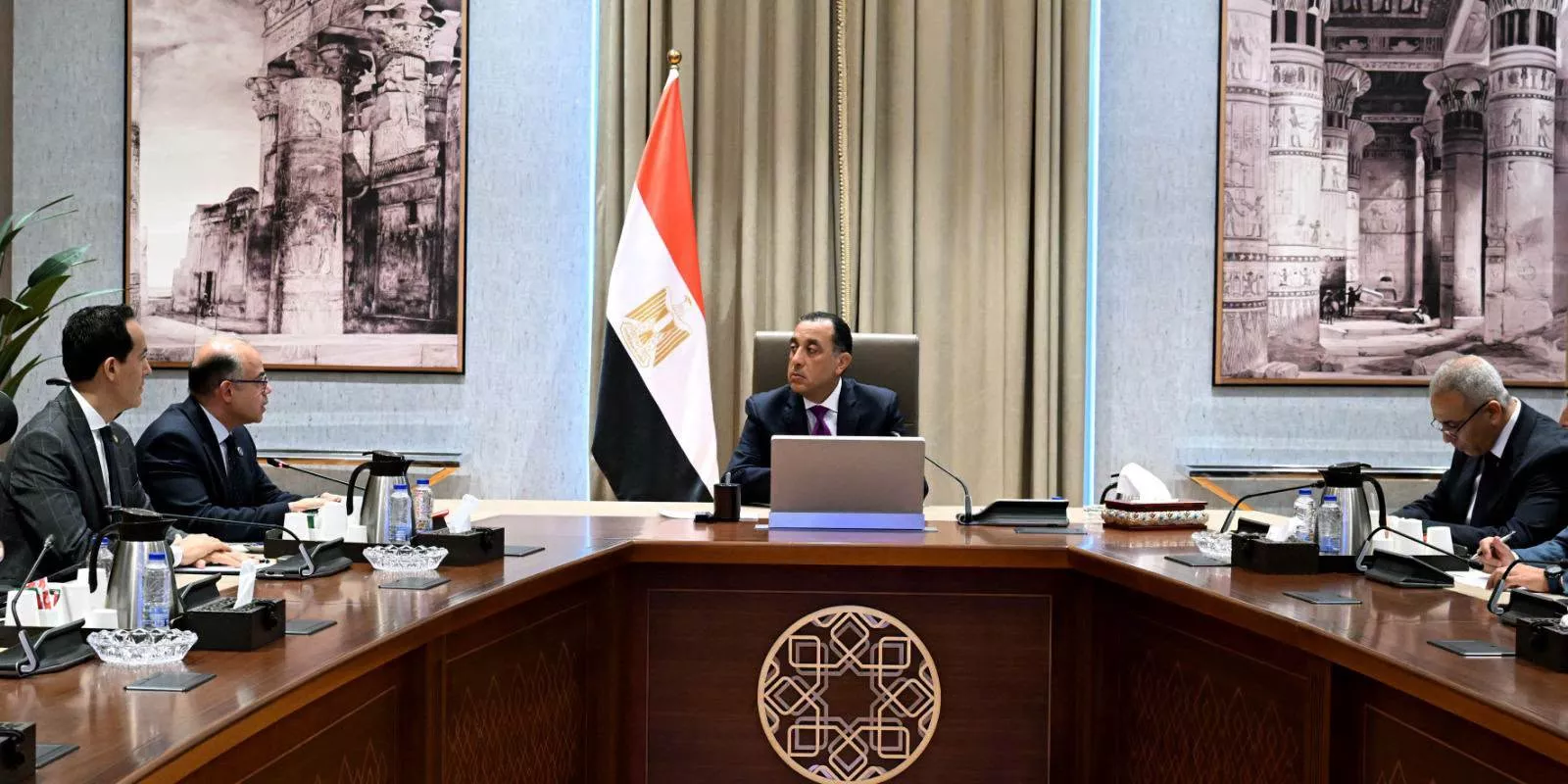 رئيس الوزراء يتابع عدد من ملفات عمل وزارة الاستثمار