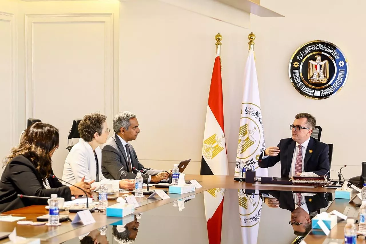وزير التخطيط يجتمع مع فريق من مجموعة البنك الدولي