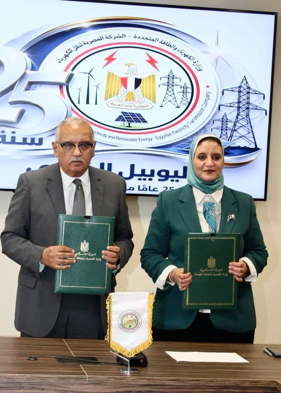 المصرية لنقل الكهرباء توقع عقد إنشاء محطة محولات ميناء دمياط
