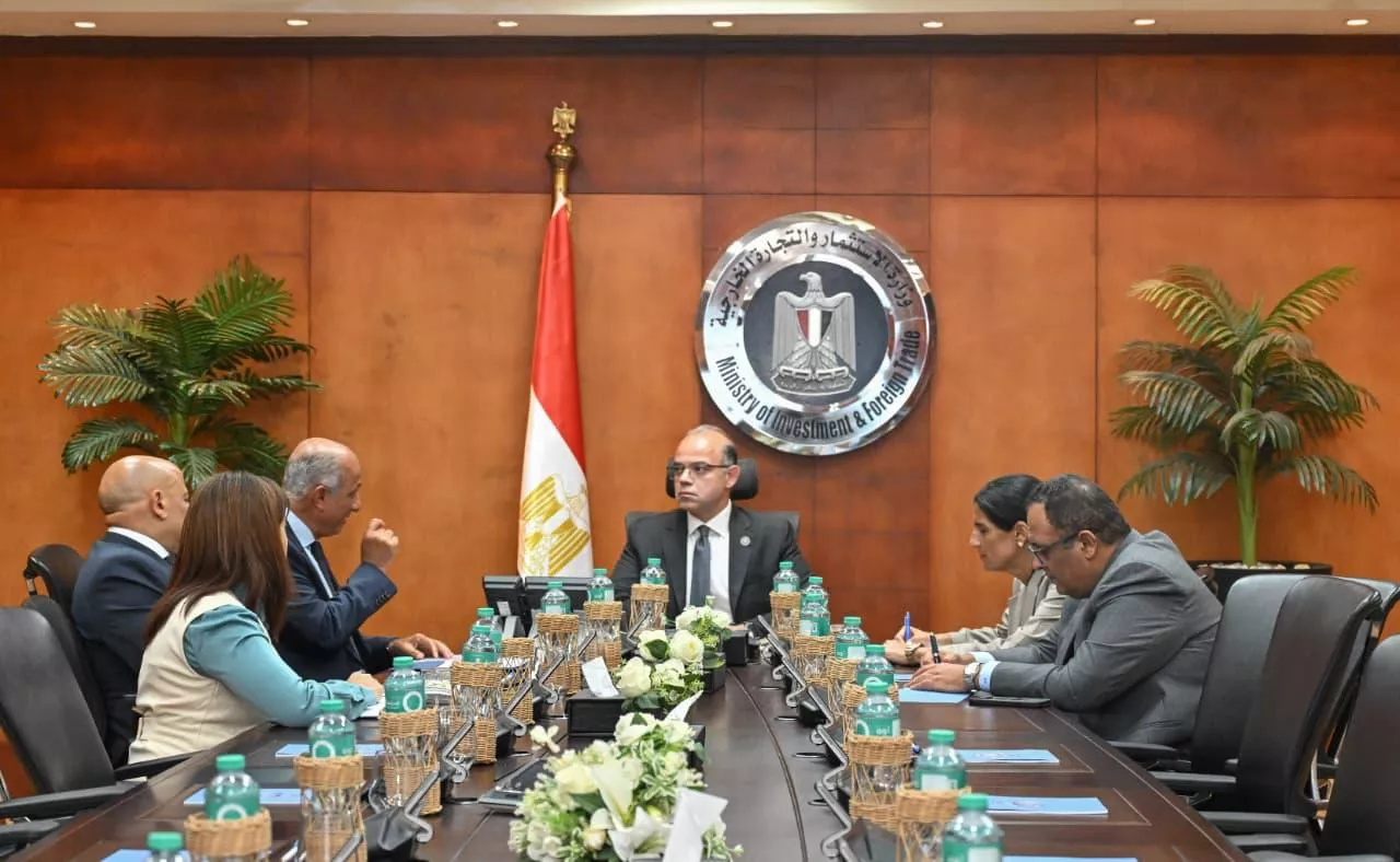 وزير الاستثمار مع مساعد وزير الخارجية للشؤون المناخ
