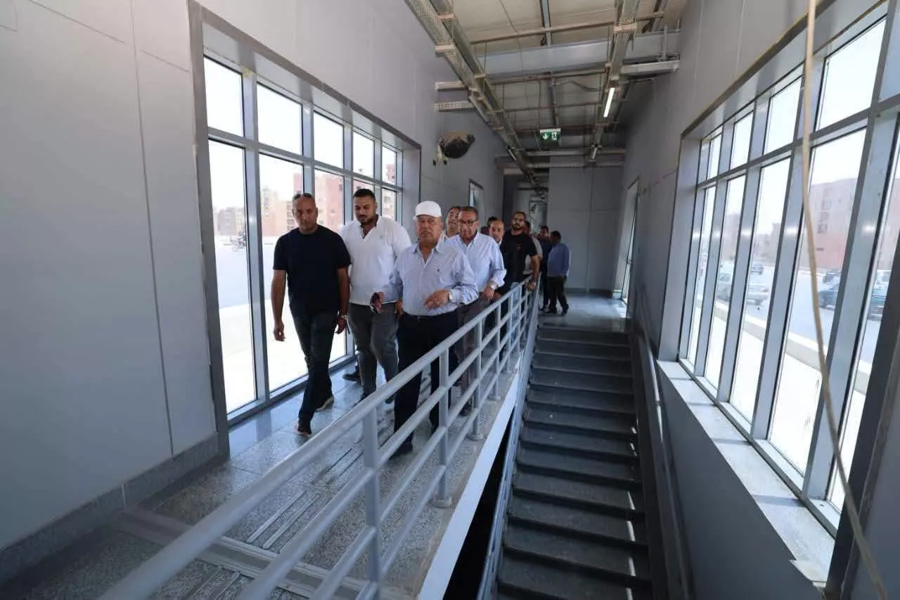 وزير النقل يجري جولة تفقدية لمشروع الأتوبيس الترددي السريع 