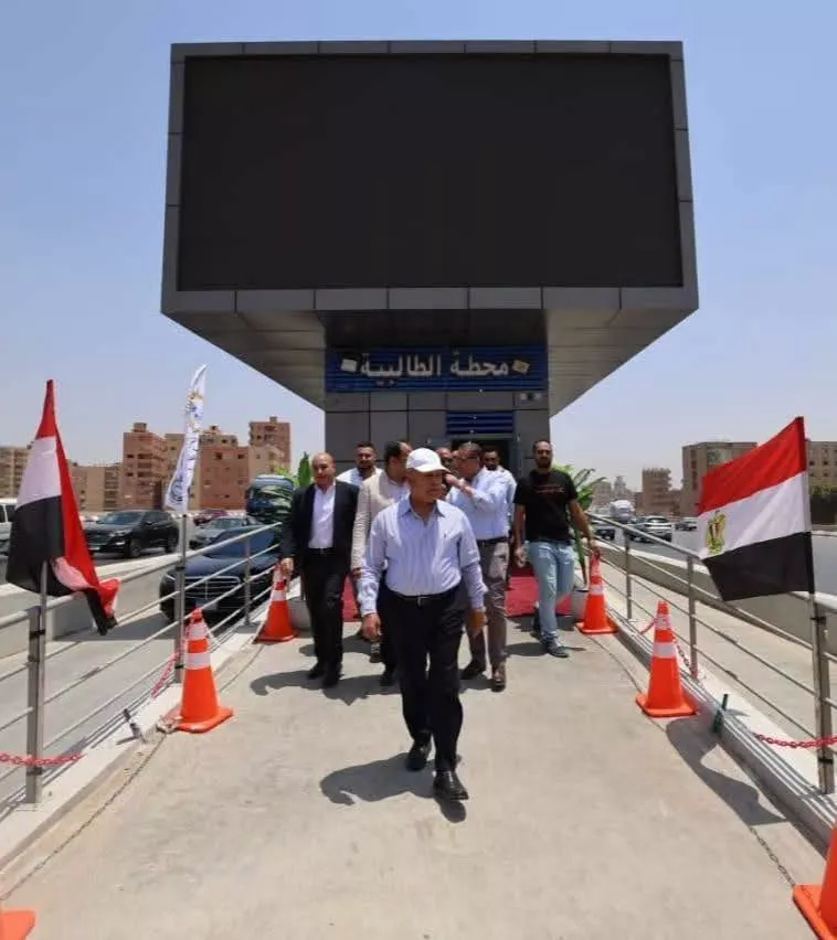 وزير النقل يجري جولة تفقدية لمشروع الأتوبيس الترددي السريع 