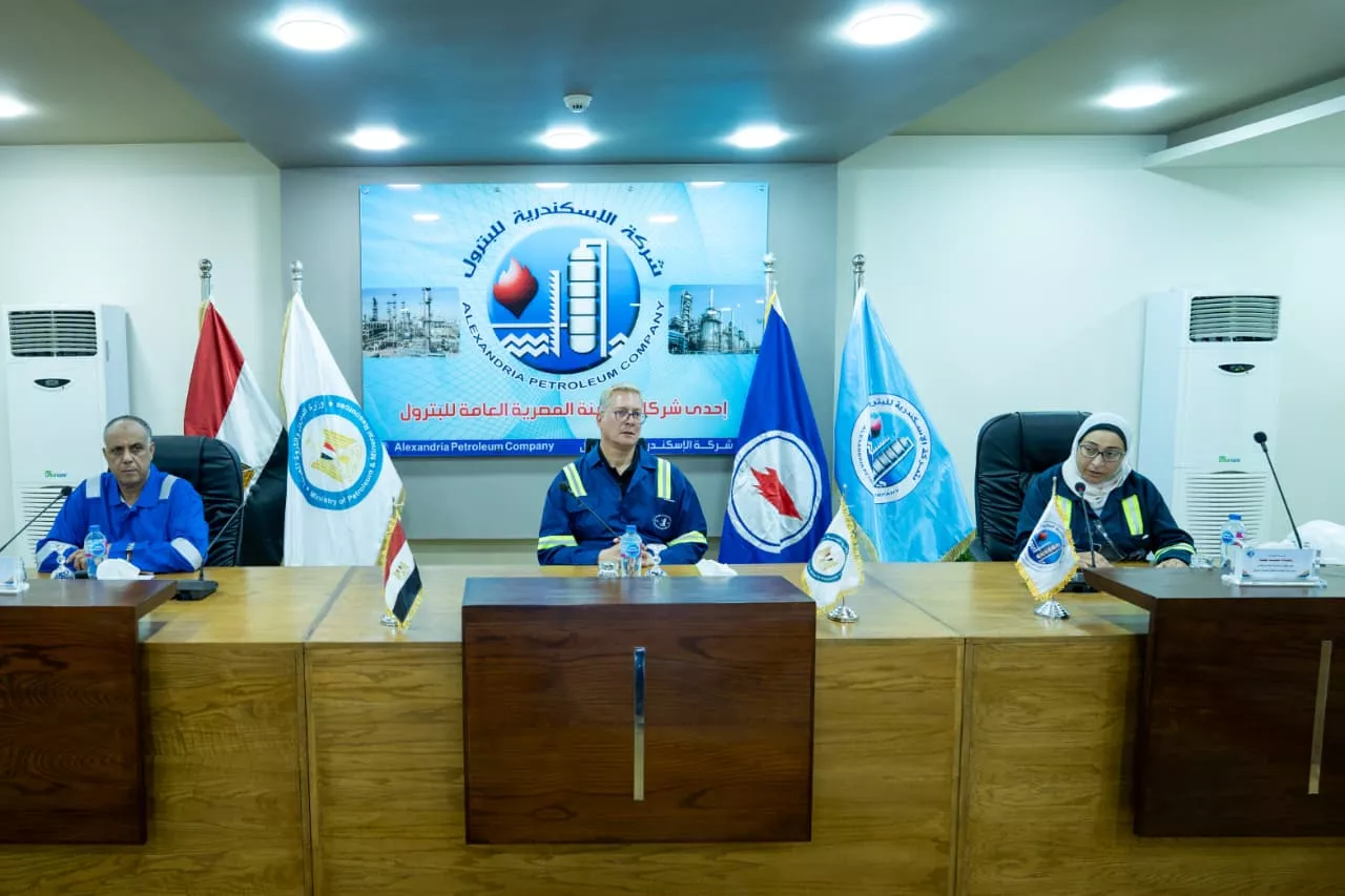 وزير البترول من معمل تكرير الإسكندرية للبترول