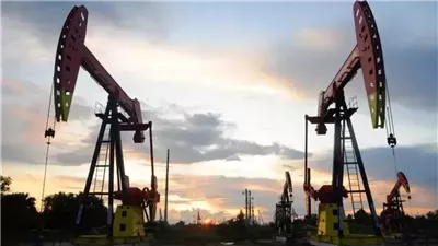 النفط يواصل انخفاضه مع توقف الهجمات بين الولايات المتحدة وإيران