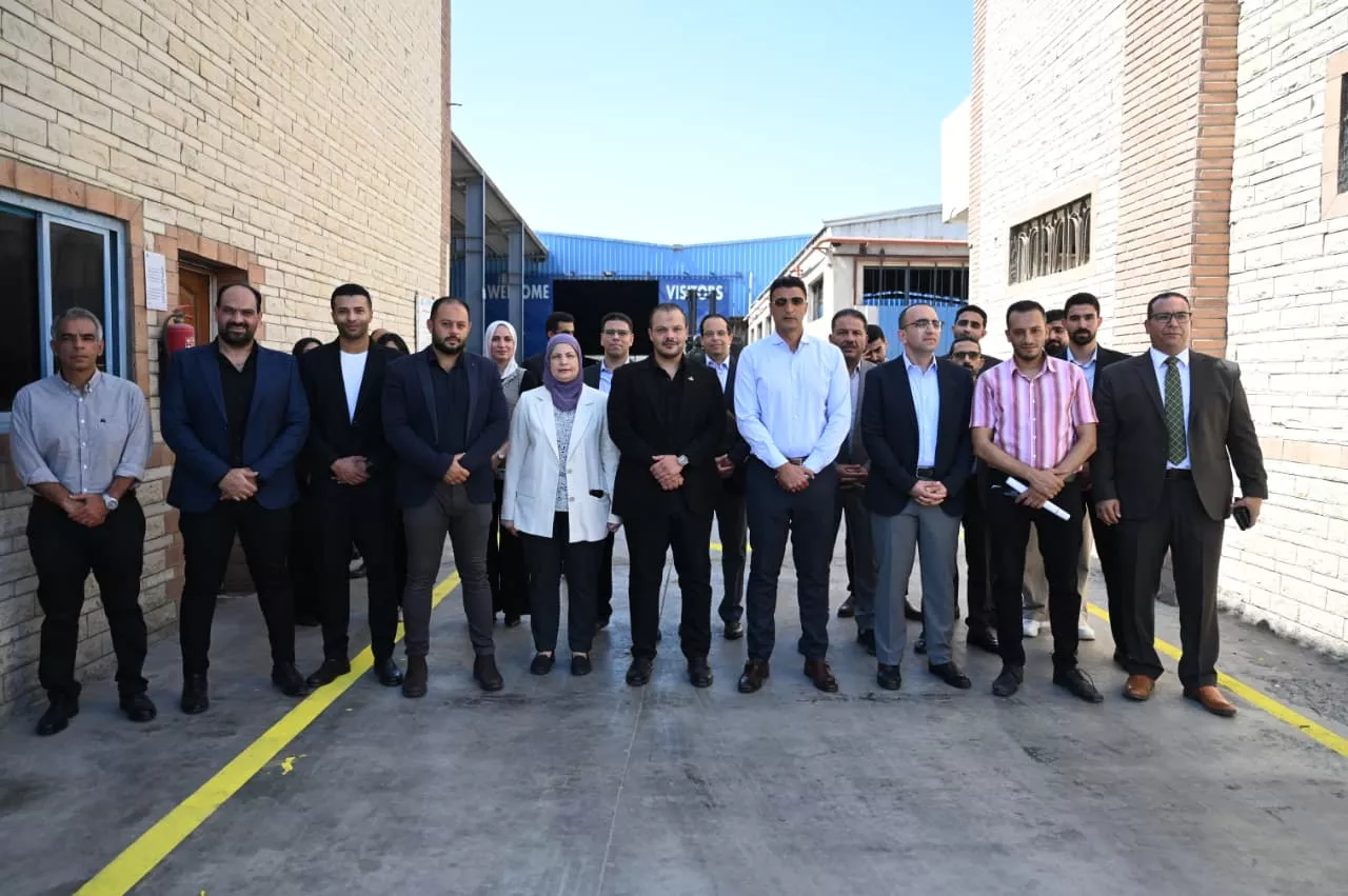 وزير الصناعة يتفقد مصنع الشركة المصرية الأوروبية لتكنولوجيا الطاقة