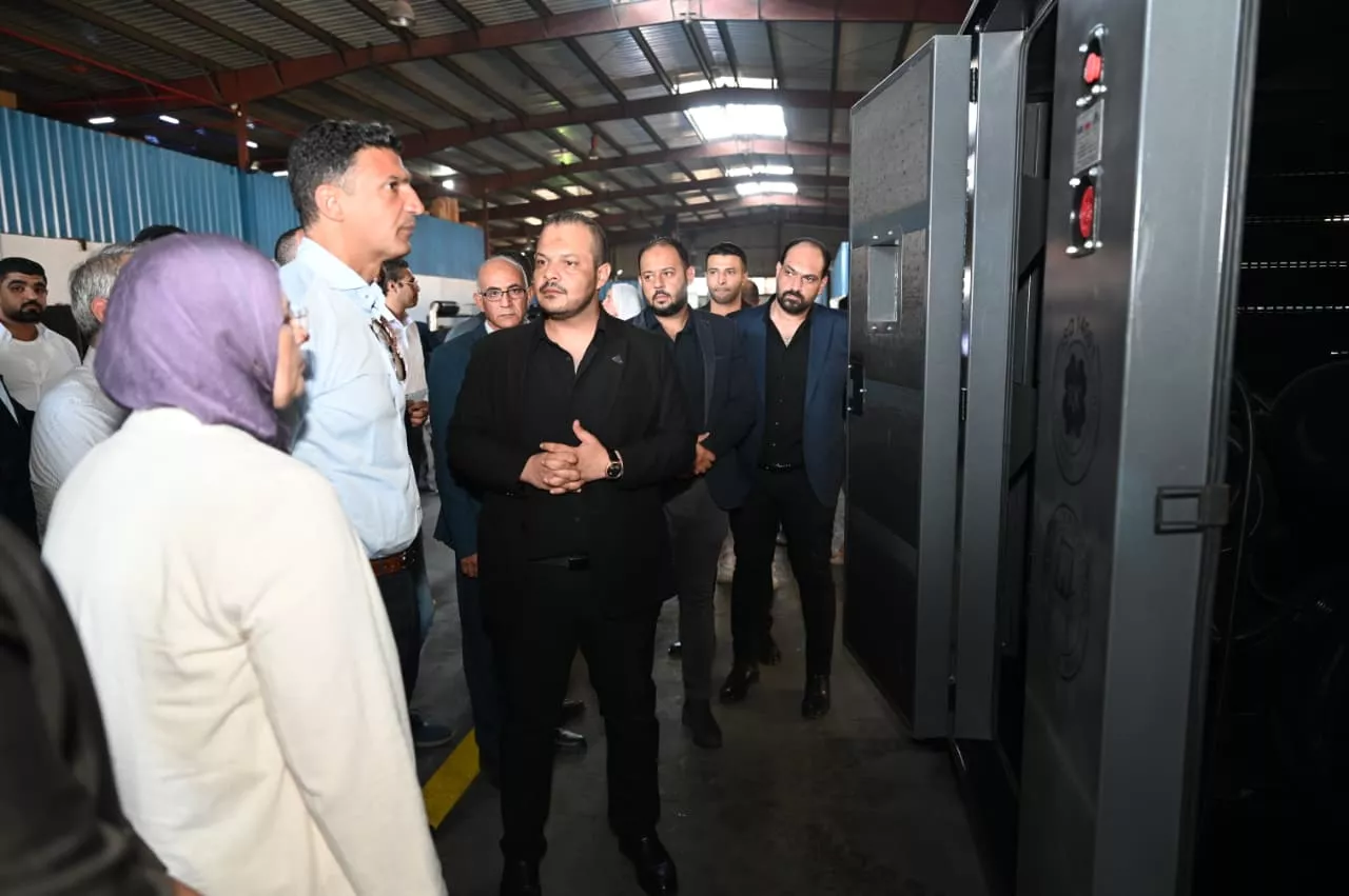 وزير الصناعة يتفقد مصنع الشركة المصرية الأوروبية لتكنولوجيا الطاقة