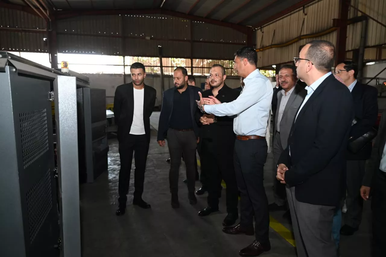 وزير الصناعة يتفقد مصنع الشركة المصرية الأوروبية لتكنولوجيا الطاقة