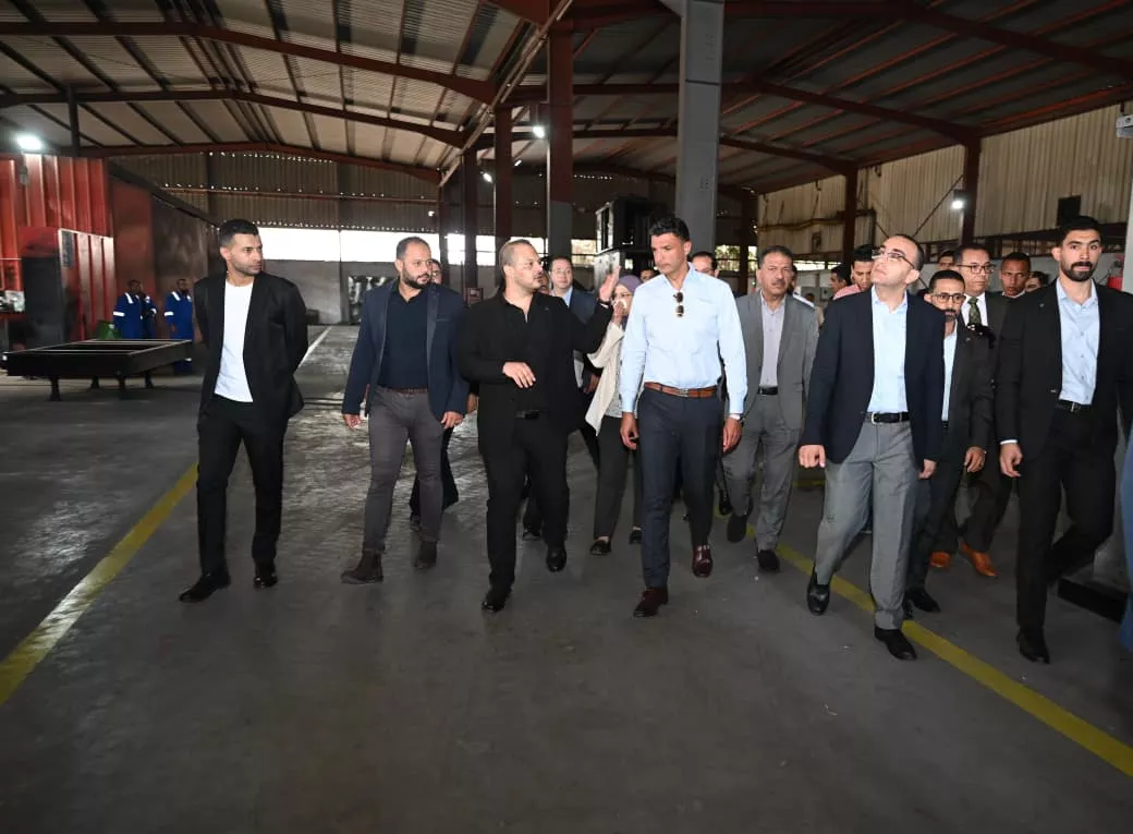 وزير الصناعة يتفقد مصنع الشركة المصرية الأوروبية لتكنولوجيا الطاقة