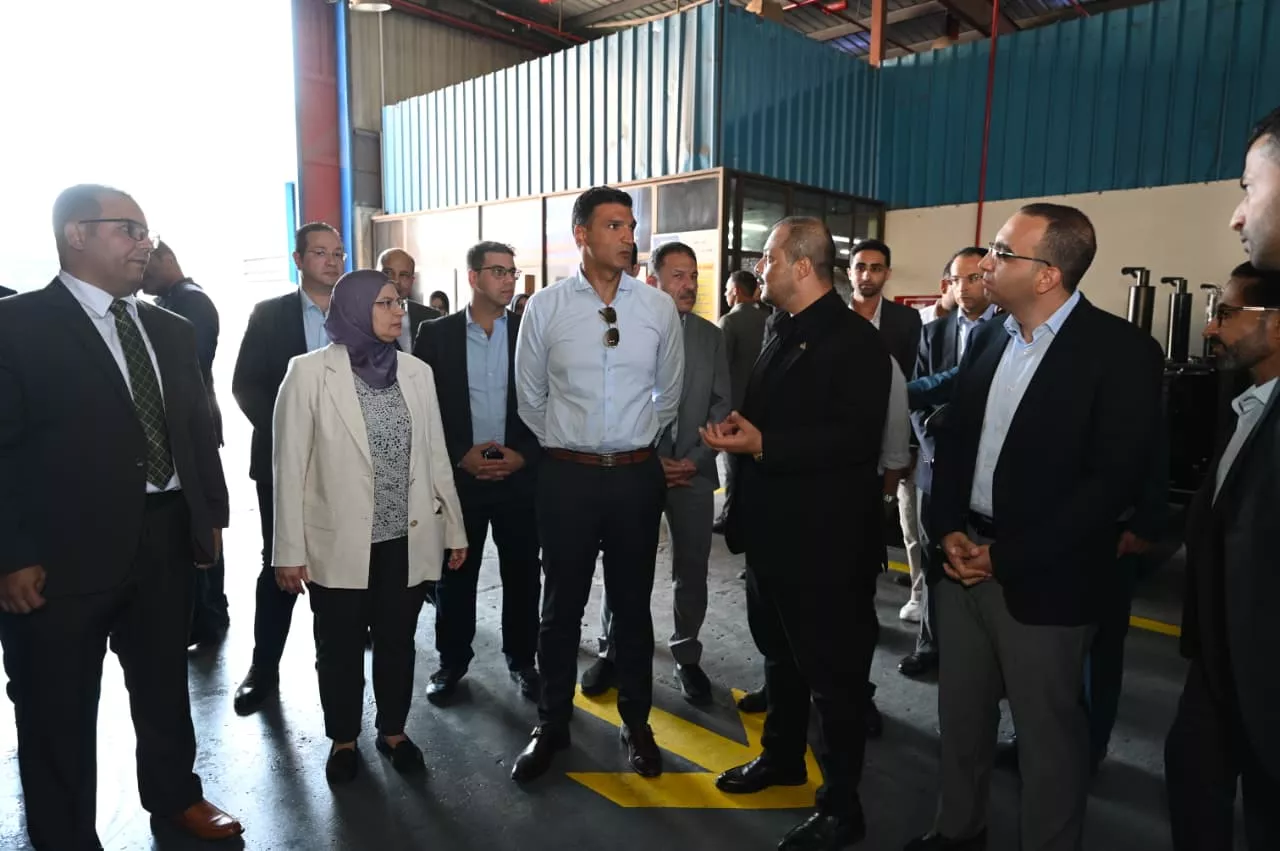 وزير الصناعة يتفقد مصنع الشركة المصرية الأوروبية لتكنولوجيا الطاقة