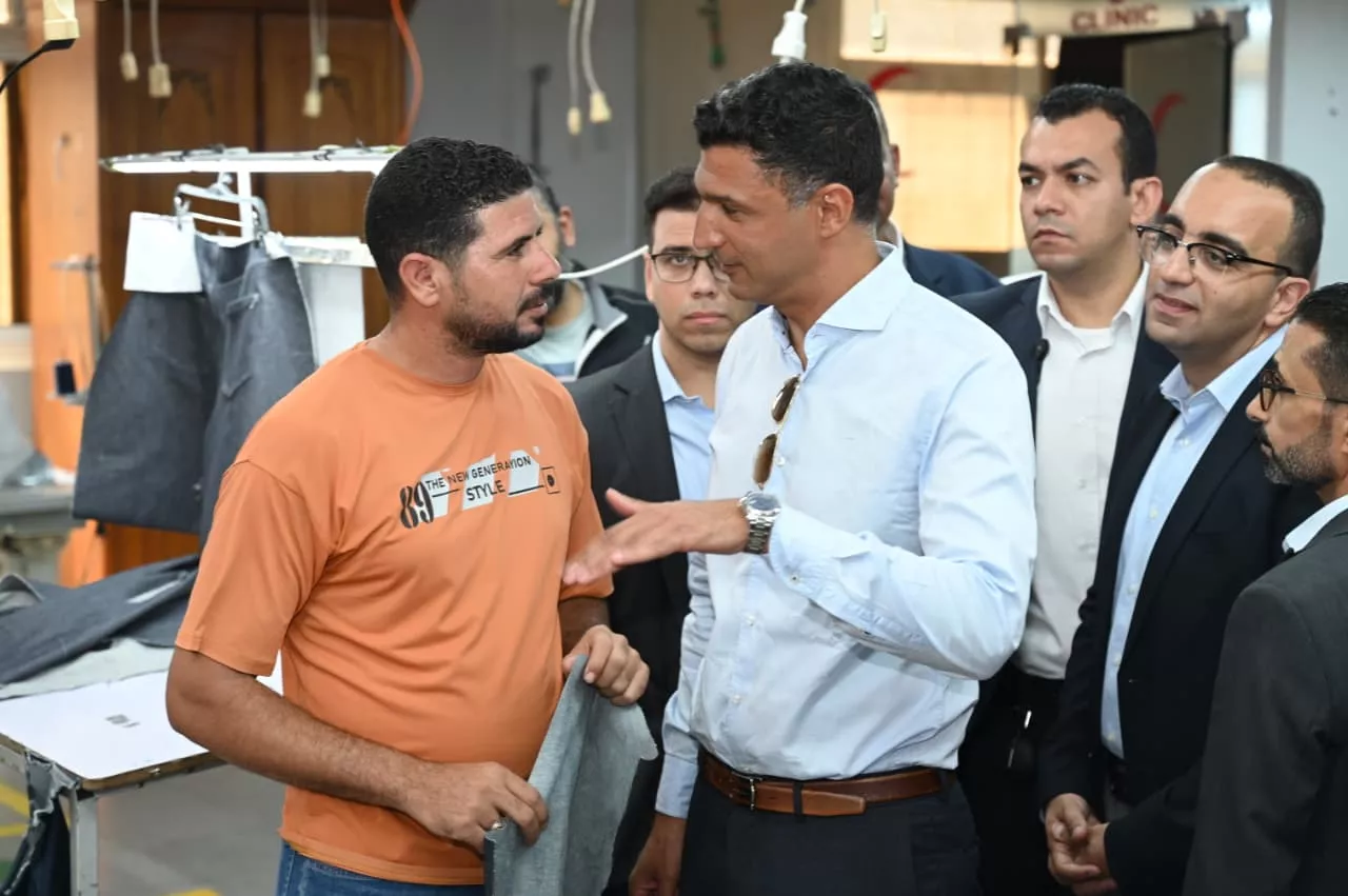 وزير الصناعة يتفقد مصنع السلام للملابس