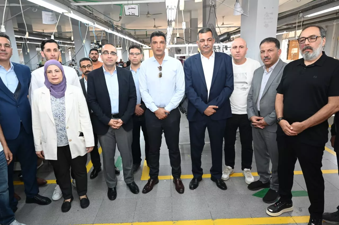وزير الصناعة يتفقد مصنع السلام للملابس