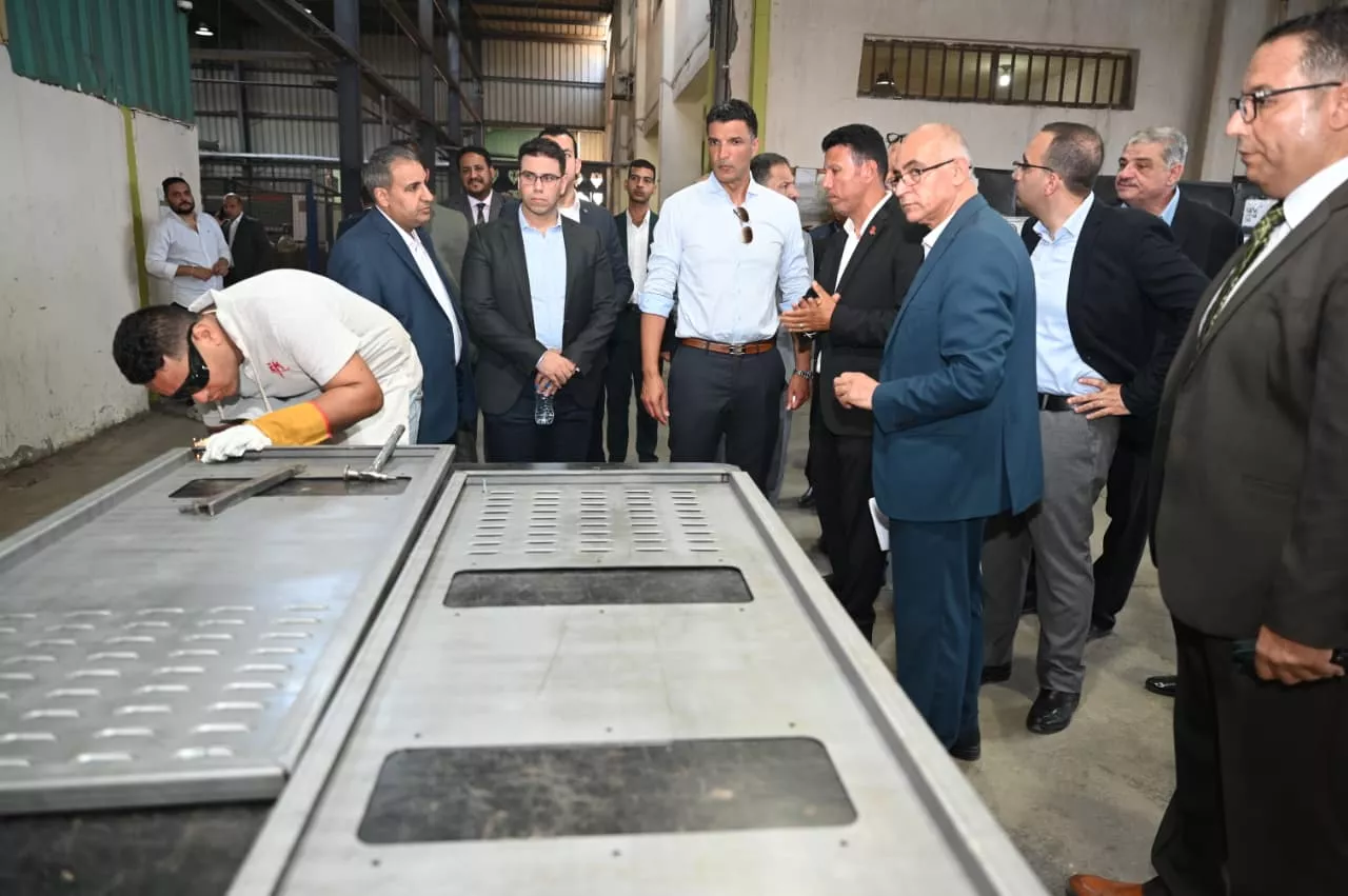 وزير الصناعة يتفقد مصنع شركة تو إم الكتريك