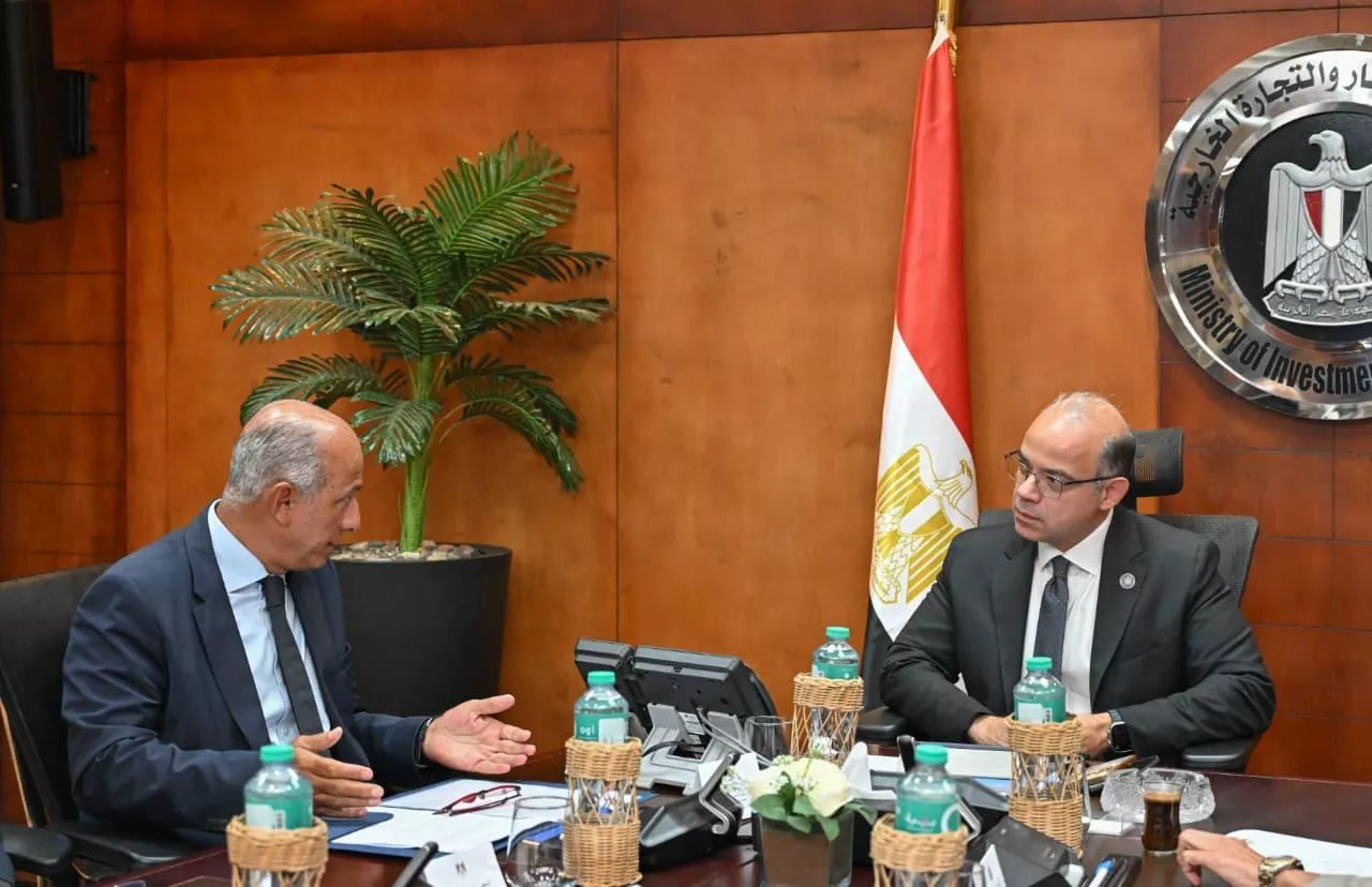 وزير الاستثمار مع مساعد وزير الخارجية للشؤون المناخ