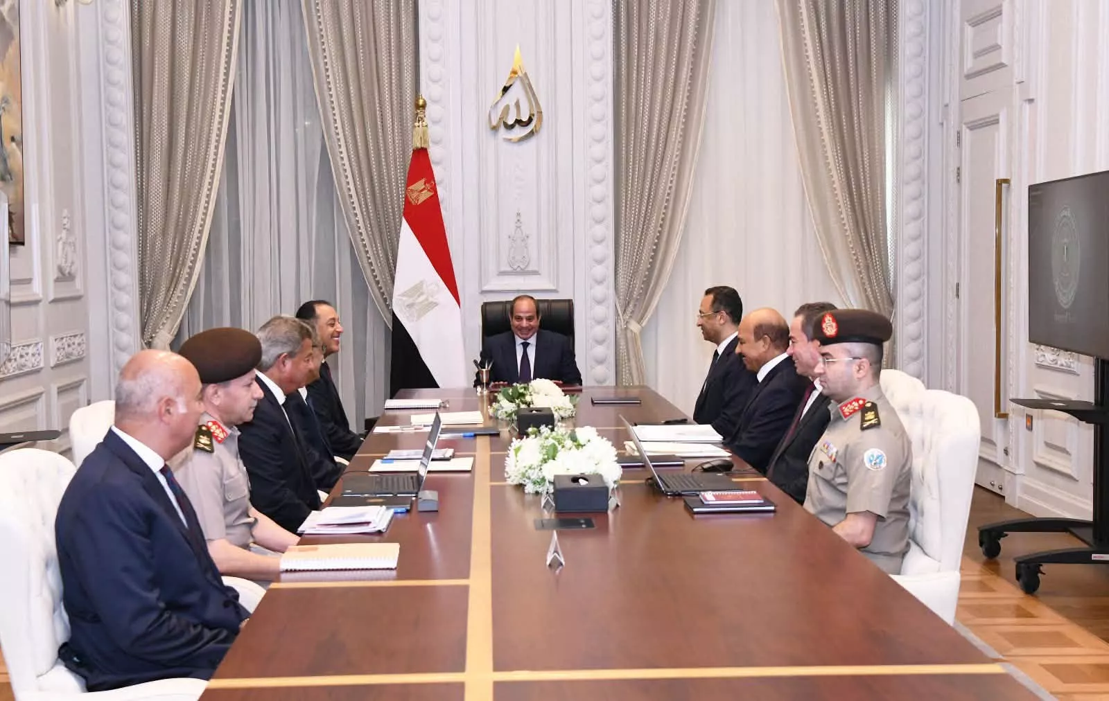 الرئيس السيسي في اجتماع مع وزير الاتصالات 