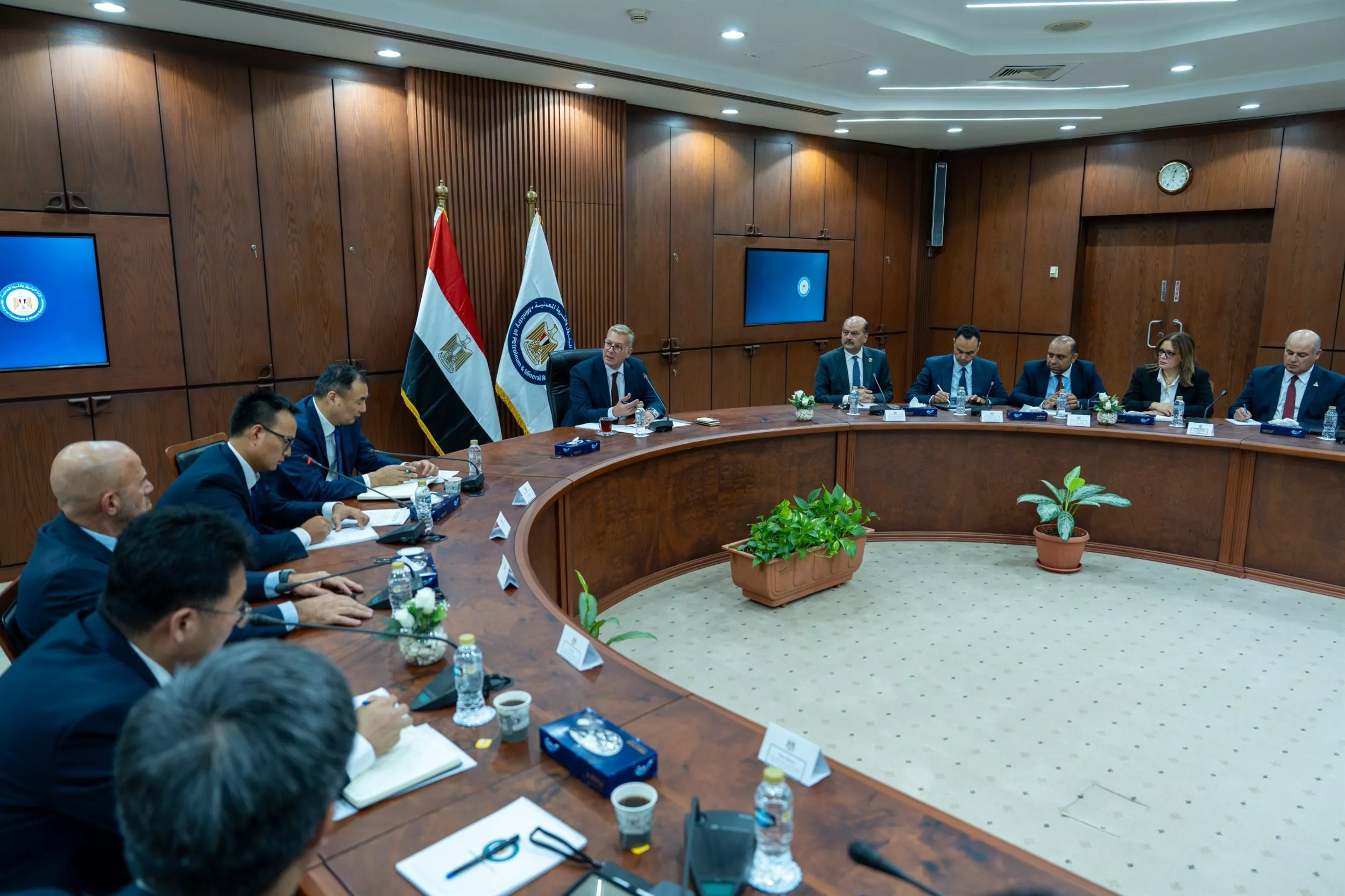اجتماع وزير البترول مع دينج تشاو جينج