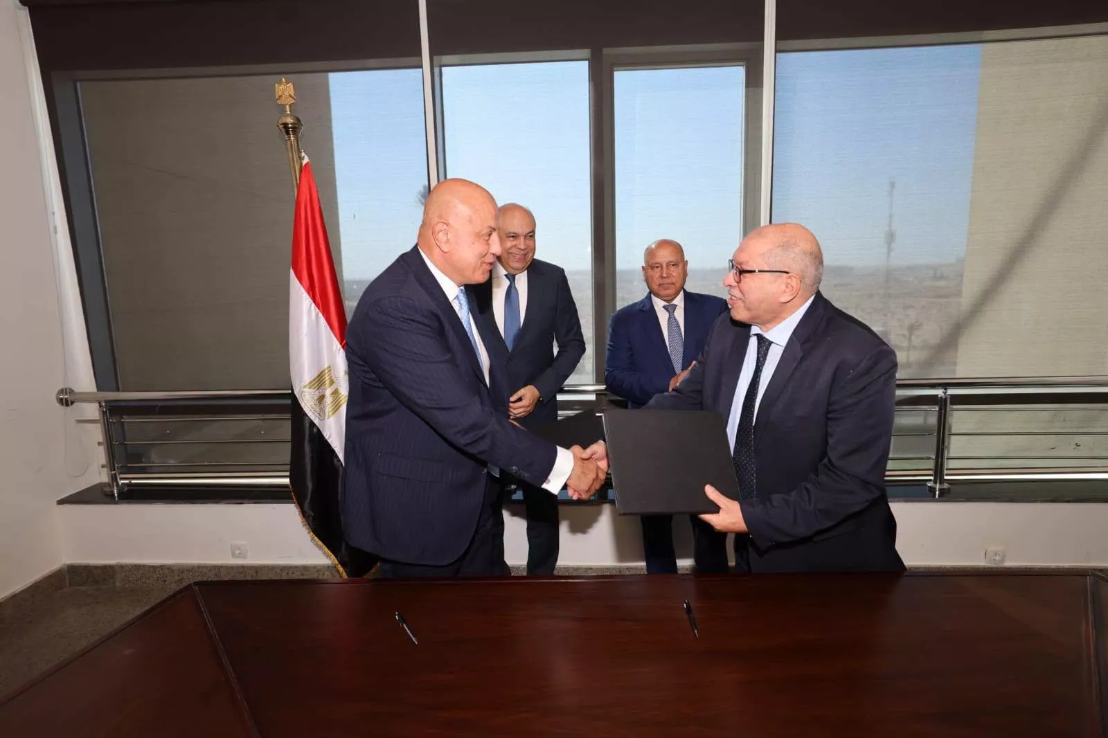 وزيرا الطيران والنقل يشهدان توقيع بروتوكول لتطوير وصيانة الممرات والطرق الداخلية بالمطارات المصرية