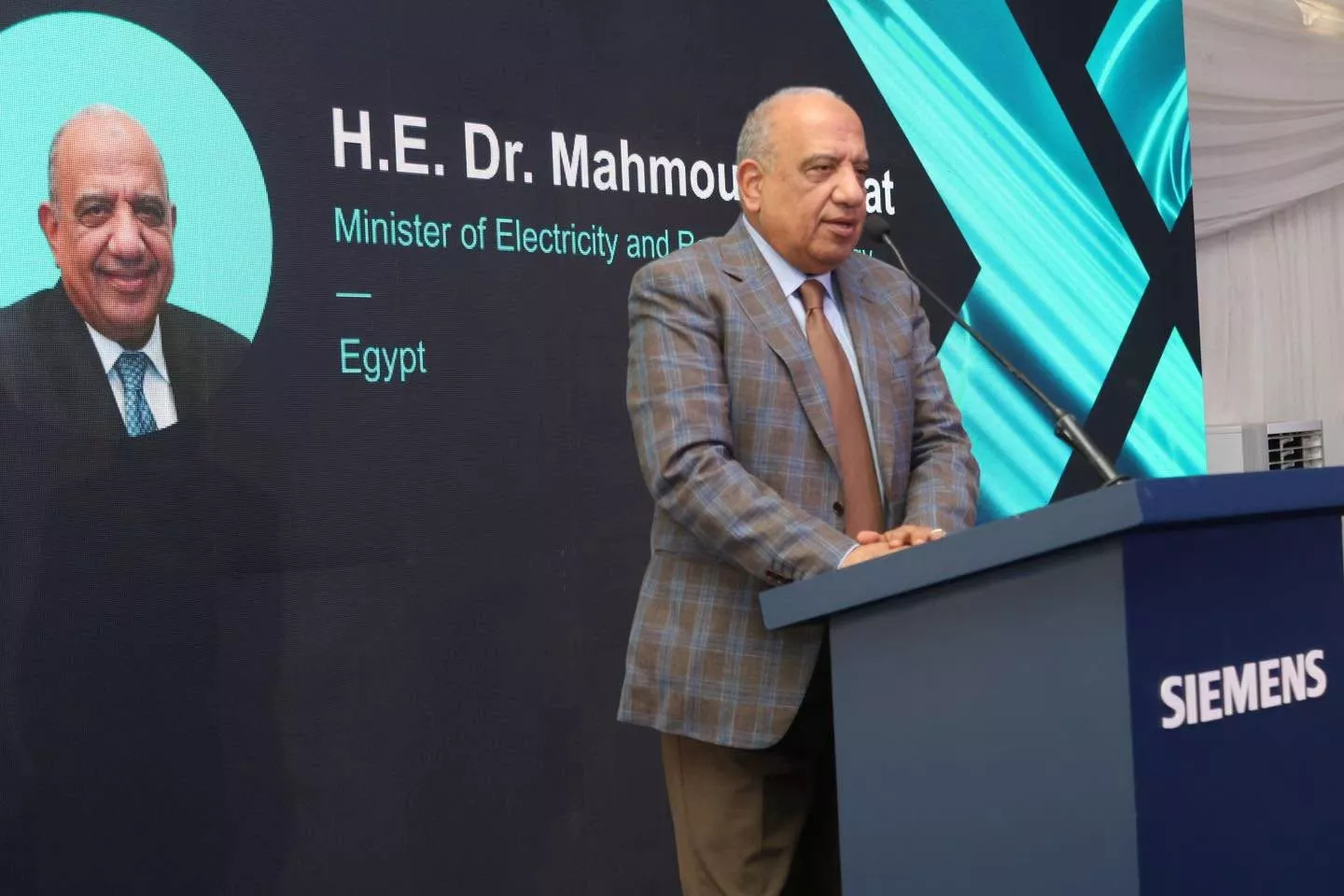 الدكتور محمود عصمت وزير الكهرباء