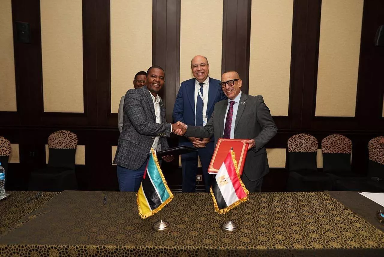 وزير الطيران المدني يشهد توقيع مذكرة تفاهم بين مصر وموزمبيق