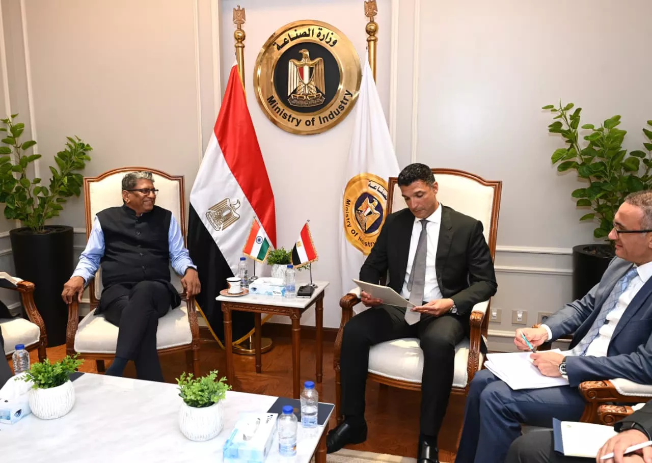 وزير الصناعة يجتمع مع سفير الهند