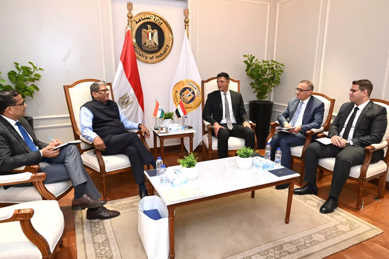 وزير الصناعة يجتمع مع سفير الهند