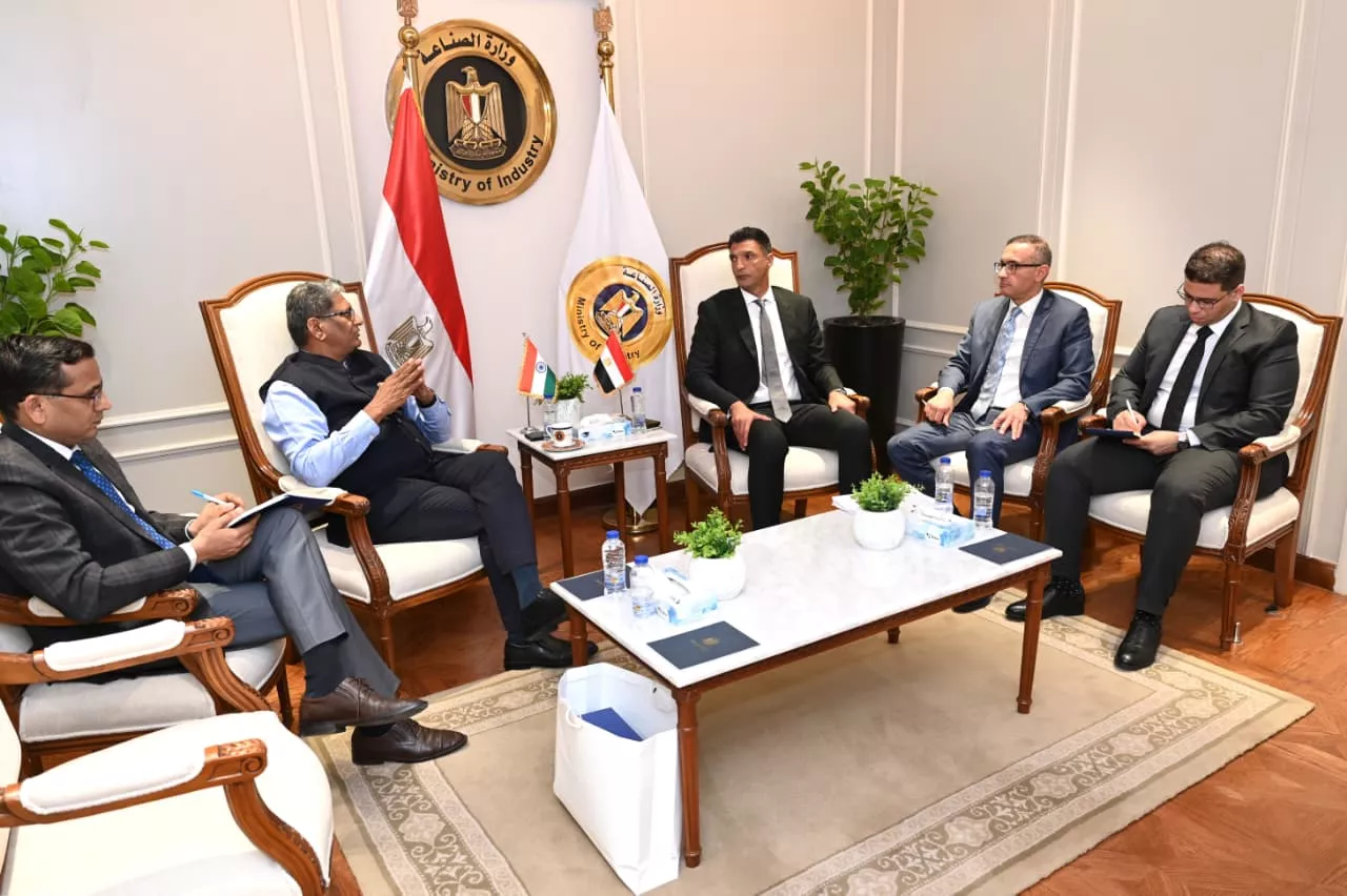 وزير الصناعة يجتمع مع سفير الهند