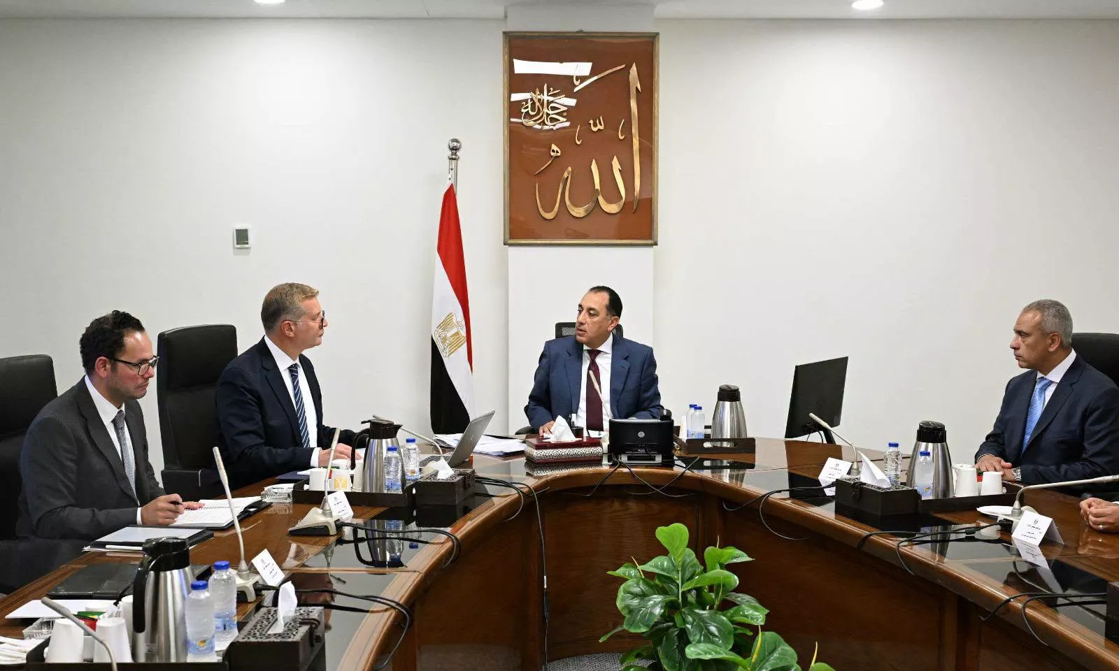 رئيس الوزراء يتابع مع وزير البترول عددا من ملفات العمل