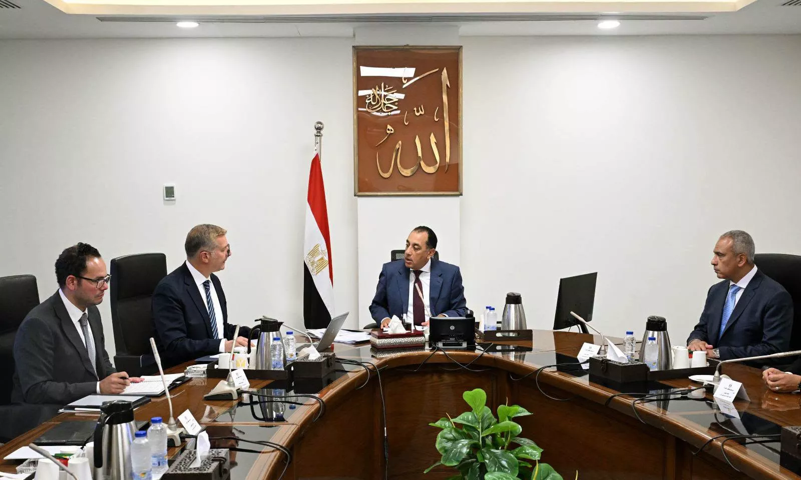 رئيس الوزراء يتابع مع وزير البترول عددا من ملفات العمل