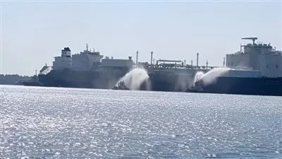 الحكومة: حريق سفينتي الغاز في  ميناء دمياط ناتج عن طائرة مسيرة