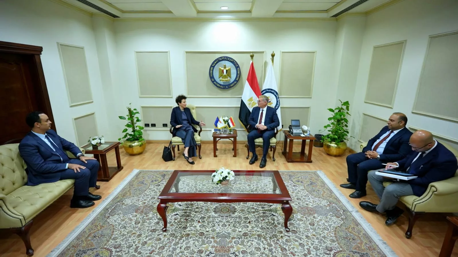 وزير البترول يجتمع مع سفيرة قبرص