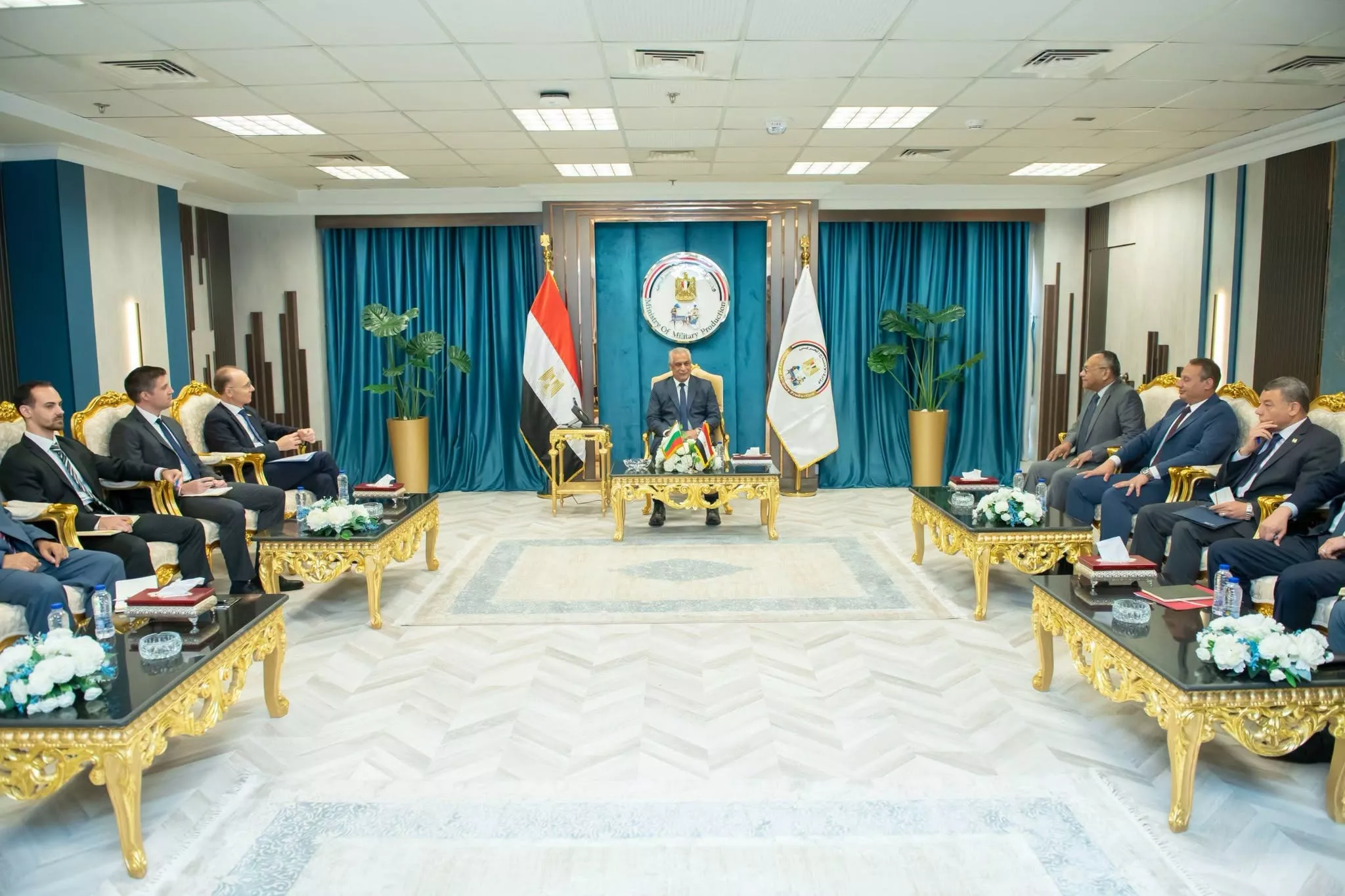 وزير الدولة للإنتاج الحربي يجتمع مع سفير بلغاريا