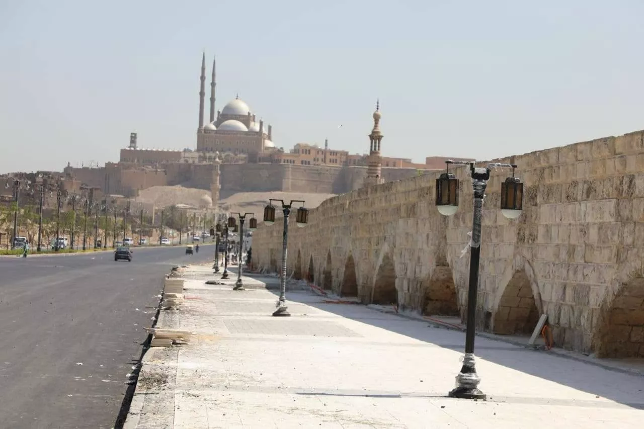 محافظ القاهرة يتابع أعمال التطوير بسور مجرى العيون
