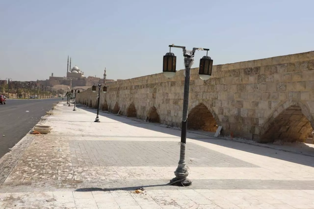 محافظ القاهرة يتابع أعمال التطوير بسور مجرى العيون