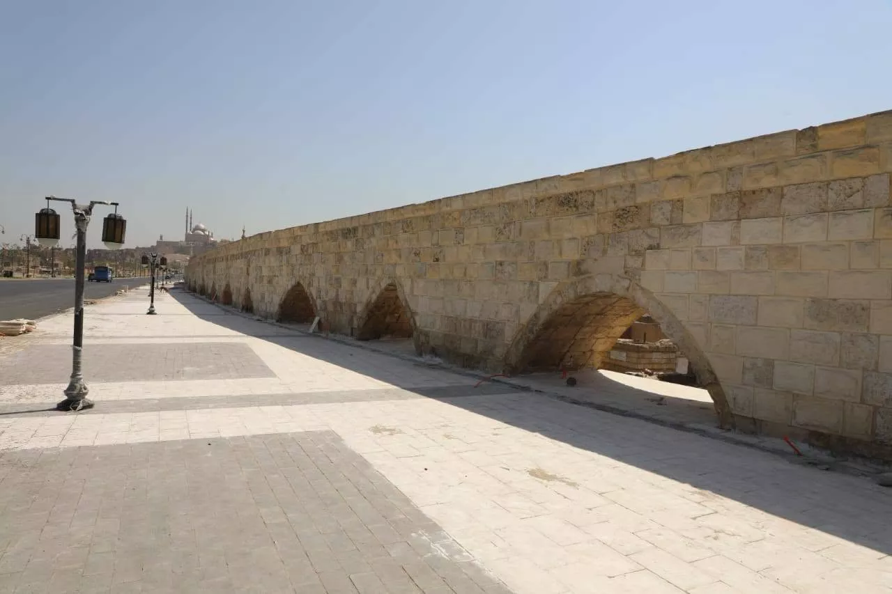 محافظ القاهرة يتابع أعمال التطوير بسور مجرى العيون