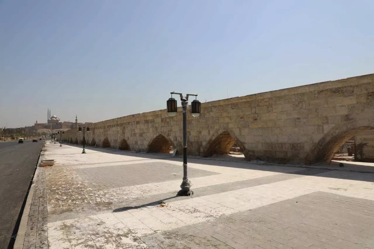 محافظ القاهرة يتابع أعمال التطوير بسور مجرى العيون