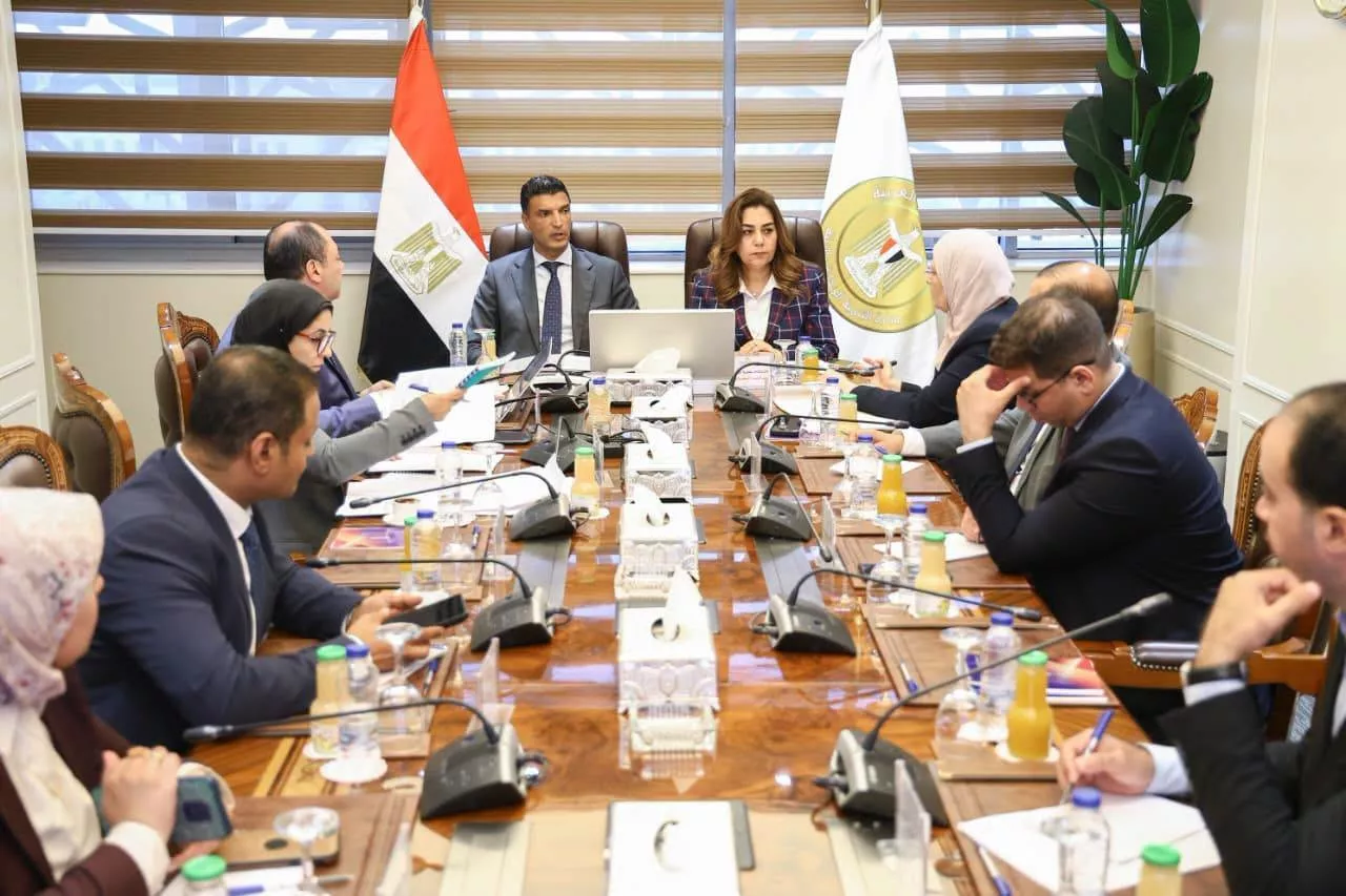 وزيرا التنمية المحلية والصناعة يجتمعان مع رئيس هيئة تنمية الصعيد